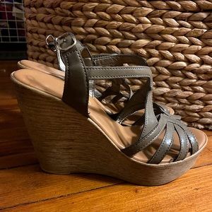 Cute 5” dark grey/beige wedge